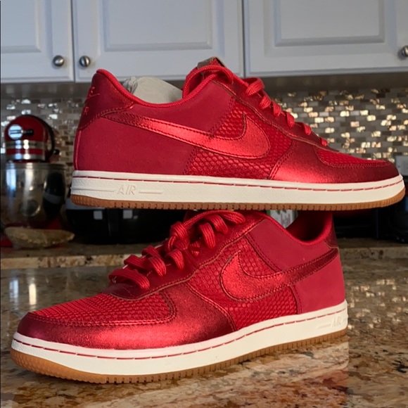 Woman’s Air Force 1 Low Light HYPR RED - Picture 2 of 6